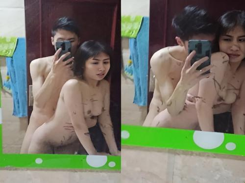Gadis itu suka bercinta di depan cermin Gadis itu suka bercinta di depan cermin