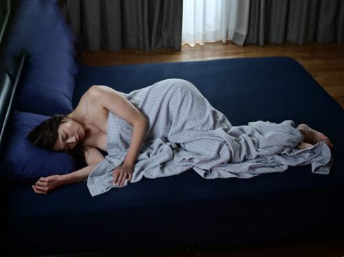 De eenzame vrouw en de gelukkige buurvrouw De eenzame vrouw en de gelukkige buurvrouw