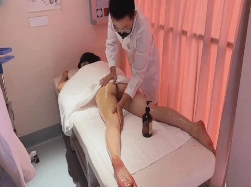 Une fille curieuse va se faire masser et la fin Une fille curieuse va se faire masser et la fin