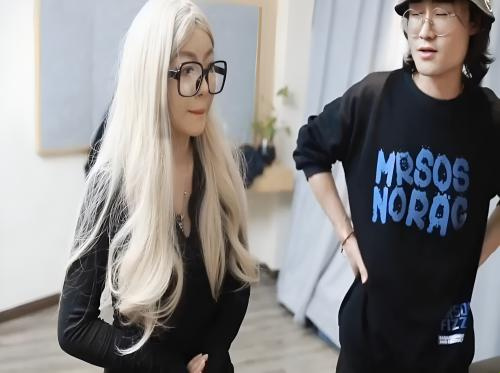 Follando por primera vez a una chica con gafas actuando en una película Follando por primera vez a una chica con gafas actuando en una película