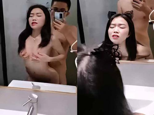 Sebaik sahaja saya selesai mandi, dia memaksa saya untuk melakukan doggy ass Sebaik sahaja saya selesai mandi, dia memaksa saya untuk melakukan doggy ass
